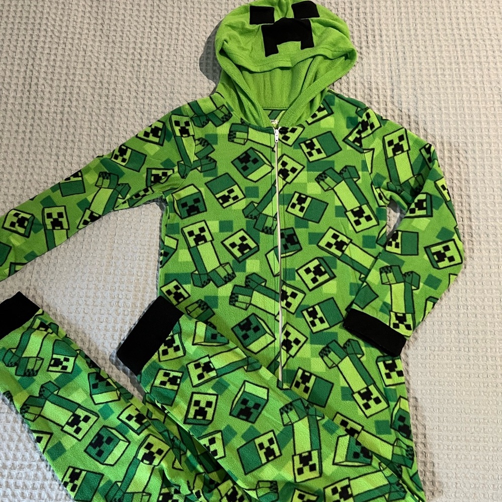 ⭐️3/$30⭐️ Minecraft Boys Creeper Fleece One-Piece Pajamas - Size M
